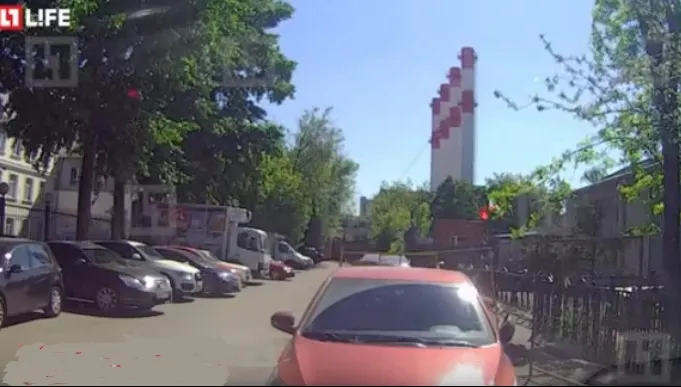 Ce au păţit şoferii de pe o stradă liniştită din Moscova. Numai în filme vezi aşa ceva