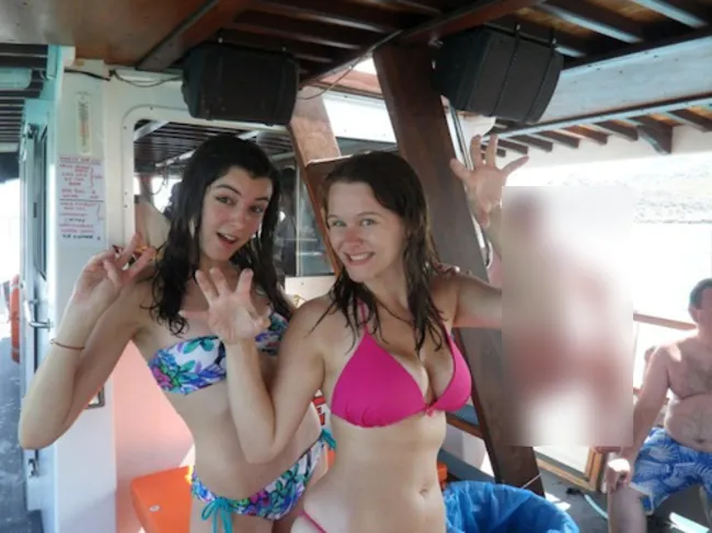 E singura poză pe care fetele şi-au făcut-o în vacanţă. Când au văzut ce era în spate, au PLÂNS