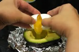 A pus un ou crud într-un avocado şi l-a băgat la cuptor. Rezultatul a fost spectaculos
