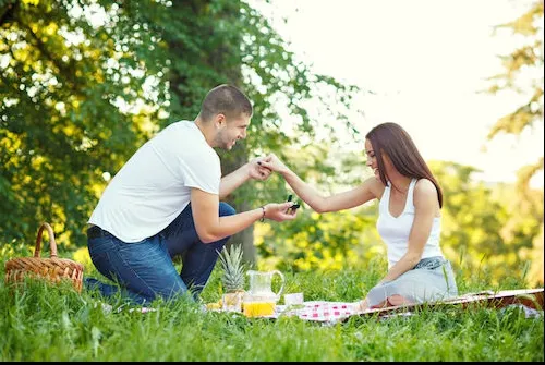 Și-a cerut iubita în căsătorie. A vrut să-i dea inelul, dar a încremenit. Ce a văzut tânăra în cutie