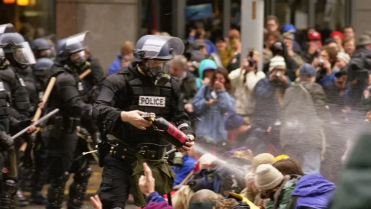 Protestele violente din Washington. Poliţişti răniţi, persoane reţinute