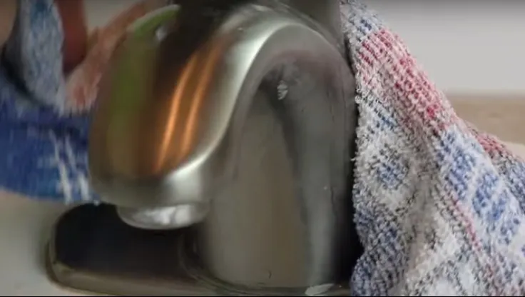 A pus oțet pe un prosop și a acoperit robinetul din bucătărie cu el. Rezultatul, peste așteptări