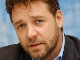 Cum arată "Gladiatorul" Russel Crowe după ce s-a îngrăşat 24 de kilograme