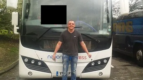 S-a pozat în fața autocarului. A înghețat când a descărcat imaginea și a observat detaliul