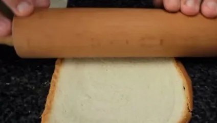 A luat o felie de pâine şi un sucitor: rezultatul este un mic dejun demn de un restaurant