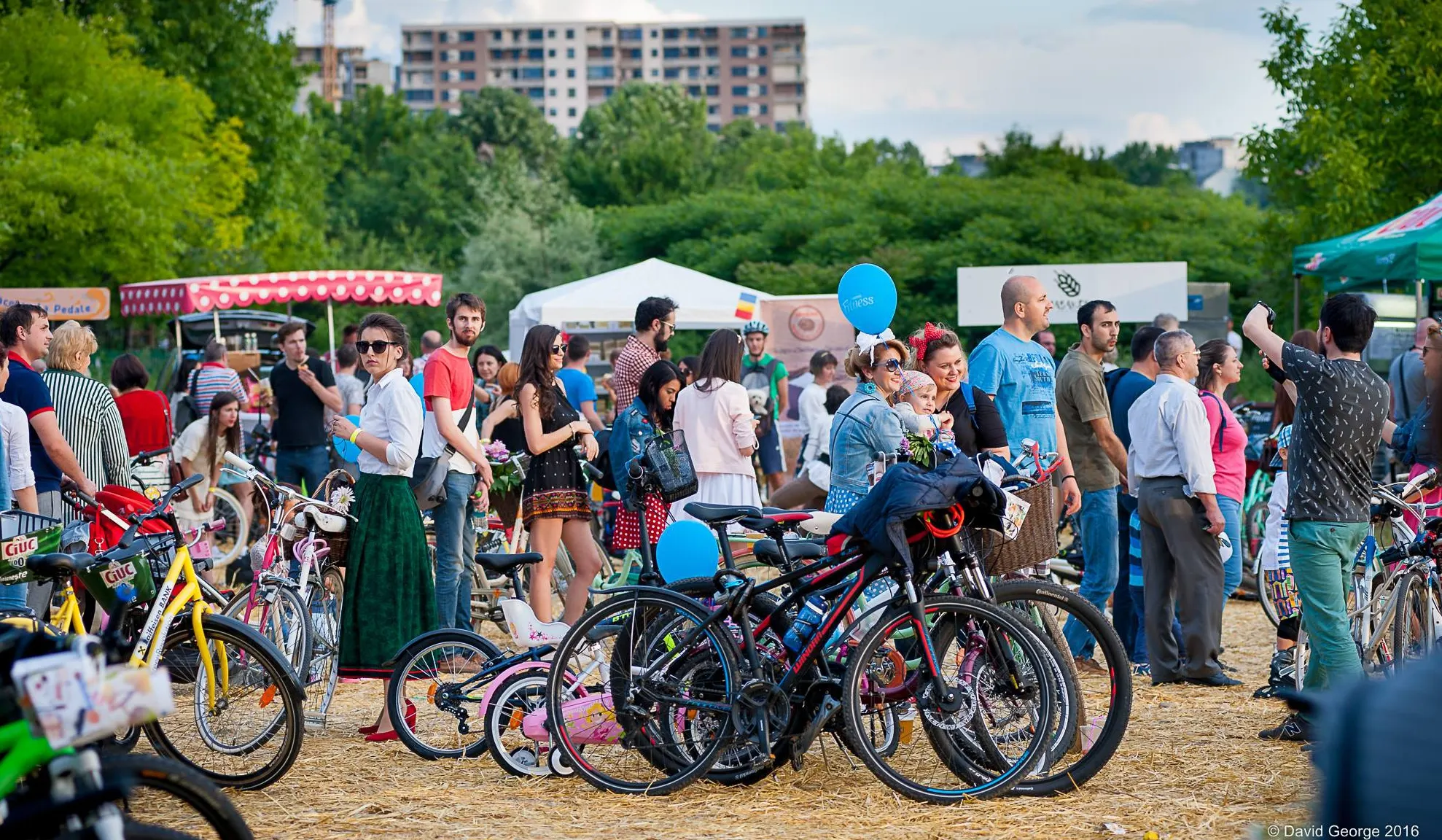 Peste 1200 de femei au participat la Skirtbike 