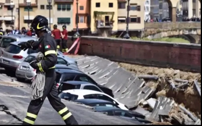 20 de mașini au fost înghițite de pământ, în numai câteva secunde. Imaginile sunt apocaliptice