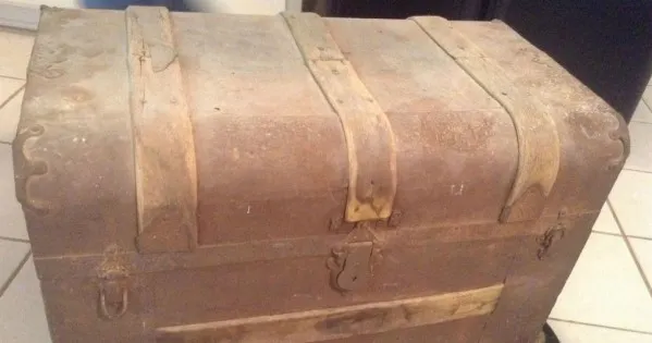 A găsit în garaj cufărul străbunicului, vechi de 100 de ani. L-a deschis! A avut o surpriză uriașă