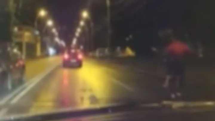 Bătaie cu pumni şi picioare într-o intersecţie aglomerată