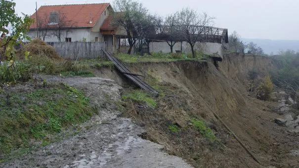 Alunecări de teren în Bacău: aproape 100 de persoane au fost evacuate de urgenţă