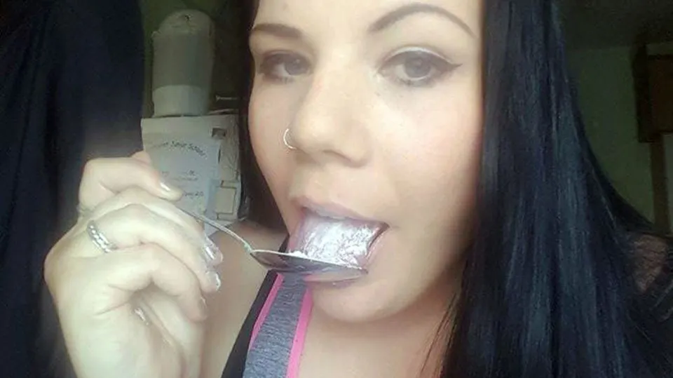 "E mai bună decât ciocolata". Această femeie mănâncă 2 kg de PUDRA DE TALC pe lună