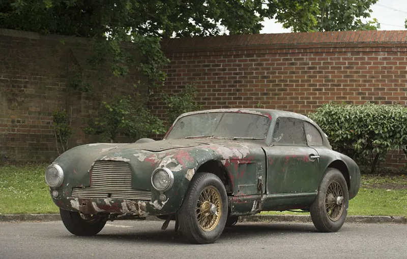 A găsit un Aston Martin ruginit. S-a uitat atent la el şi a rămas ŞOCAT. S-a îmbogăţit pe loc
