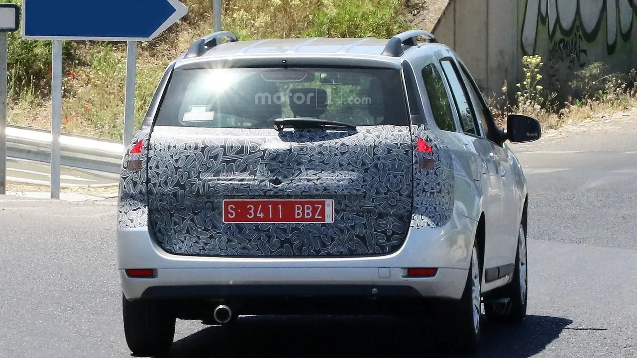 Cu ochii pe Dacia! Cum arată noile modele Logan și Sandero. Au ieşit camuflate, dar s-au deconspirat