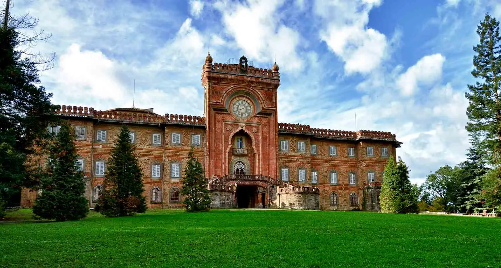 A găsit un castel abandonat în mijlocul pădurii şi a intrat. Imaginile fac senzaţie pe Internet