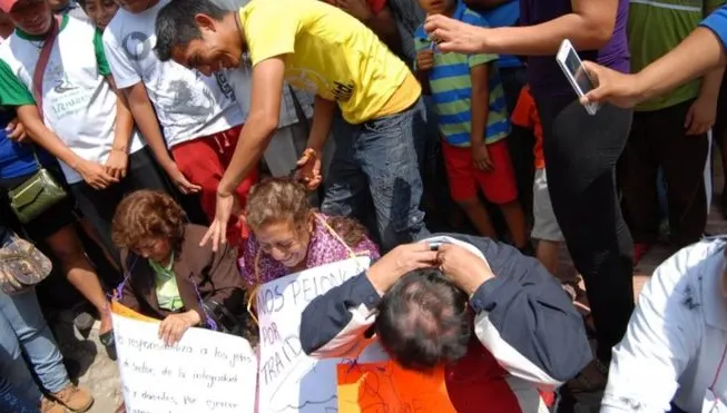 Fotografiile care au revoltat lumea. Profesorii, umiliţi public: i-au dus în faţa tuturor şi...