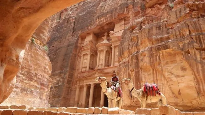 Monument de dimensiuni impresionante, descoperit în apropierea oraşului antic Petra