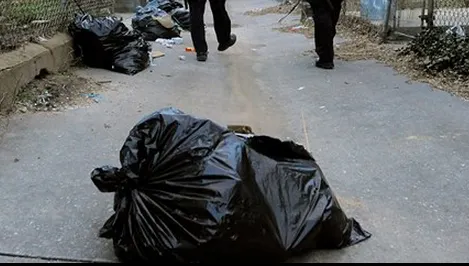 A descoperit un sac legat strâns. Mișca! L-a desfăcut și s-a cutremurat. Când a văzut ce conține...