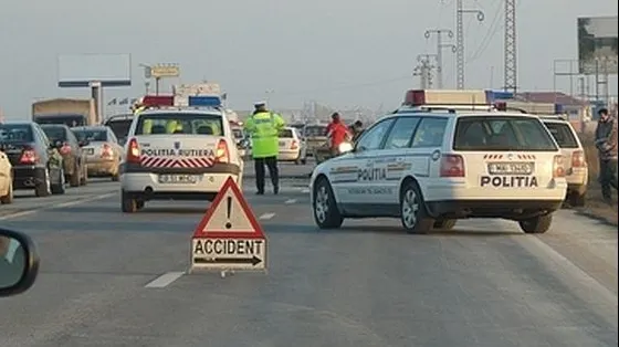 Carambol pe DN1. Trafic îngreunat, după ce două TIR-uri și un autocar s-au izbit