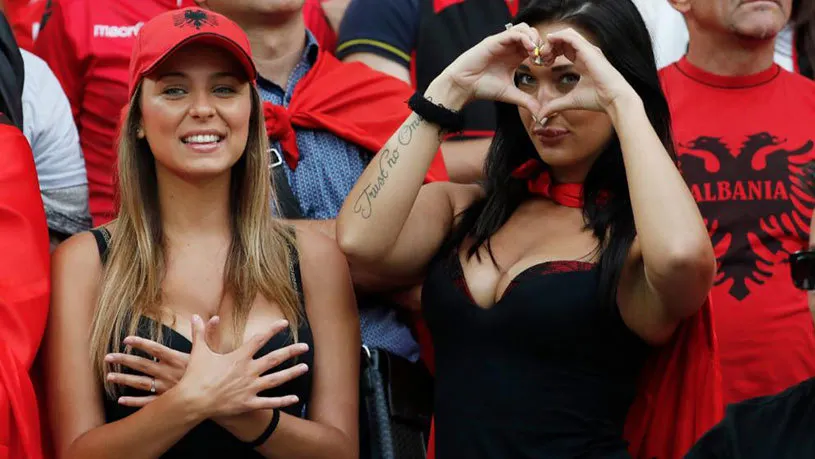 România-Albania. Cele mai înfocate fane ale Albaniei: Rike Roci şi Irid Oxa
