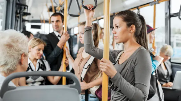 Motivul incredibil pentru care o adolescentă a fost dată jos din autobuz. "M-am simţit foarte prost"