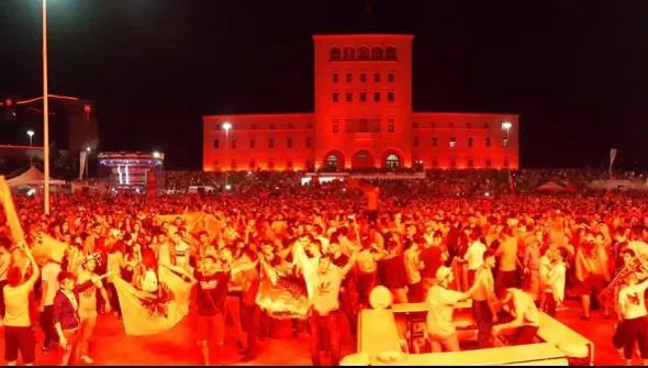 Mii de albanezi îşi exprimă pe străzi la Tirana bucuria pentru victoria din meciul cu România