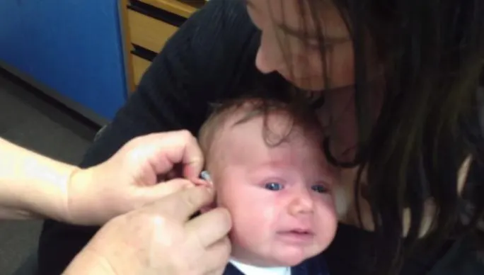 Miracolul zilei: Cum reacţionează un bebeluş când îşi aude mama pentru prima oară – VIDEO