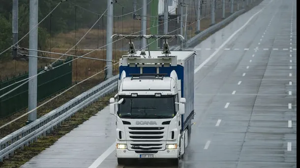 Țara care testează în premieră o autostradă dotată cu fire electrice pentru alimentarea camioanelor