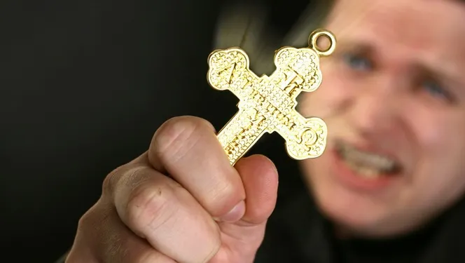 Ritual de exorcizare la moaştele Sfintei Cuvioase Parascheva. IMAGINI ŞOCANTE