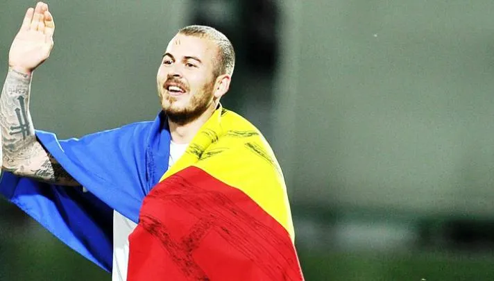 Denis Alibec, scos pe targă de pe teren la meciul cu Albania