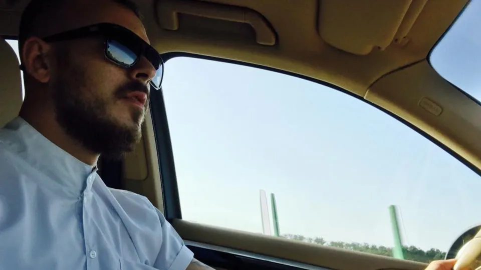 Denis Alibec, prins fumând ţigară după ţigară