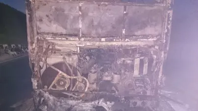 Un autocar cu 39 de pasageri a luat foc în mers, în judeţul Caraş-Severin