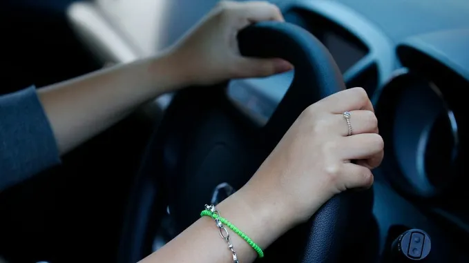 Ce a păţit o şoferiţă care a încercat să-şi parcheze maşina pe faleză. Explicaţia e incredibilă