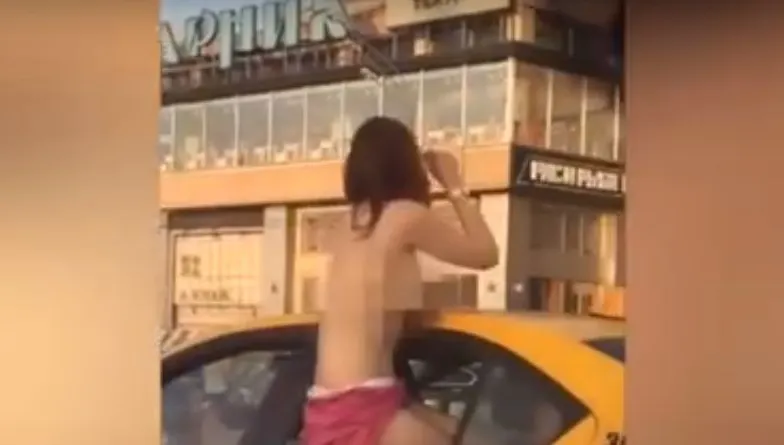Scene XXX în trafic. Sex în taxi, sub ochii tuturor. Tânăra a ieșit pe geam. Imagini interzise
