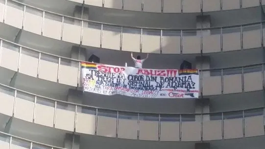 Protestatarul de la hotelul Intercontinental din Capitală a fost ridicat de poliţişti. Update