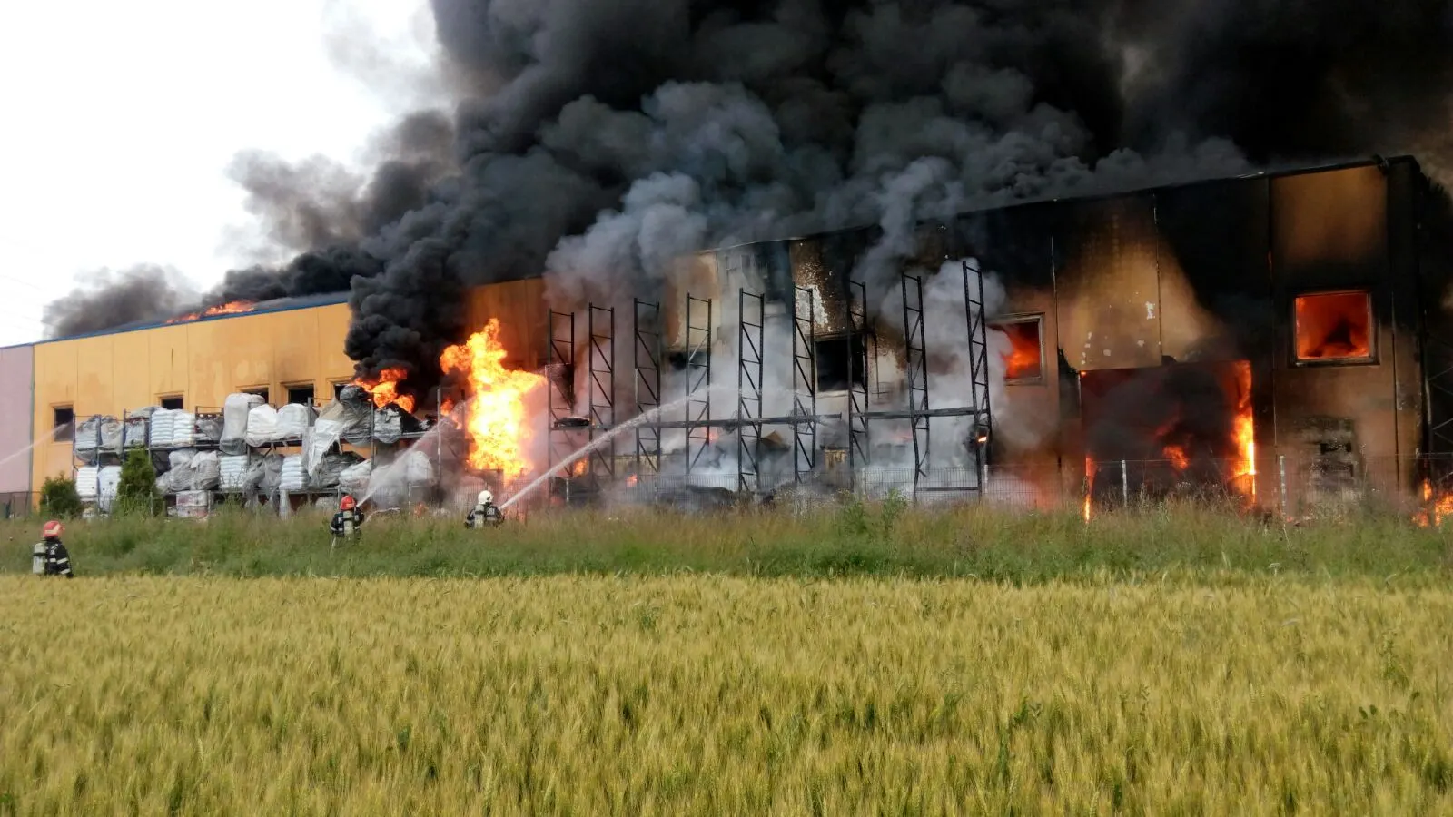 INCENDIU VIOLENT la o fabrică de încălţăminte din Jilava. Un pompier A MURIT în misiune