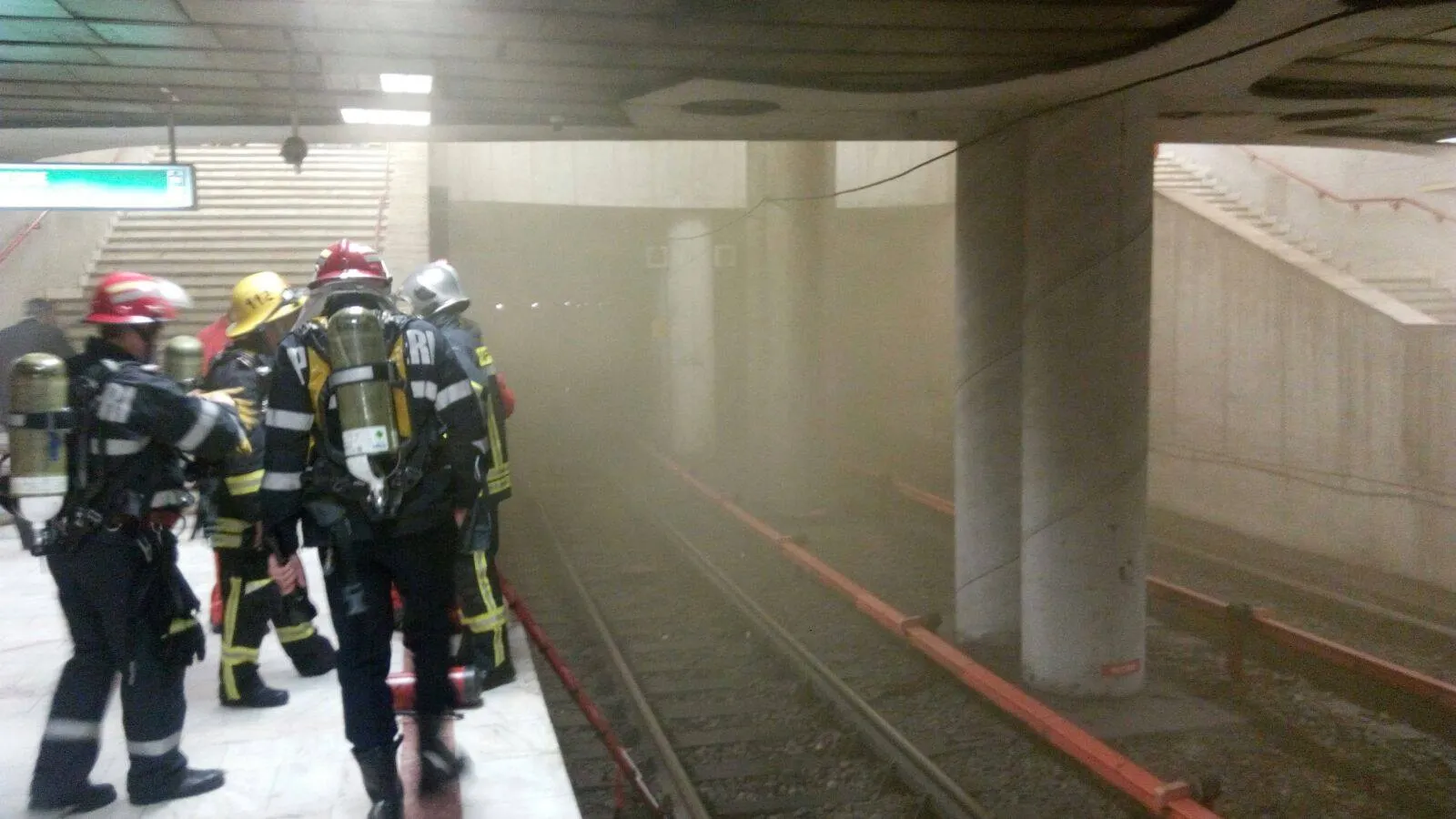 Incendiu la metrou aproape de staţia Unirii. Un tren a luat foc din mers