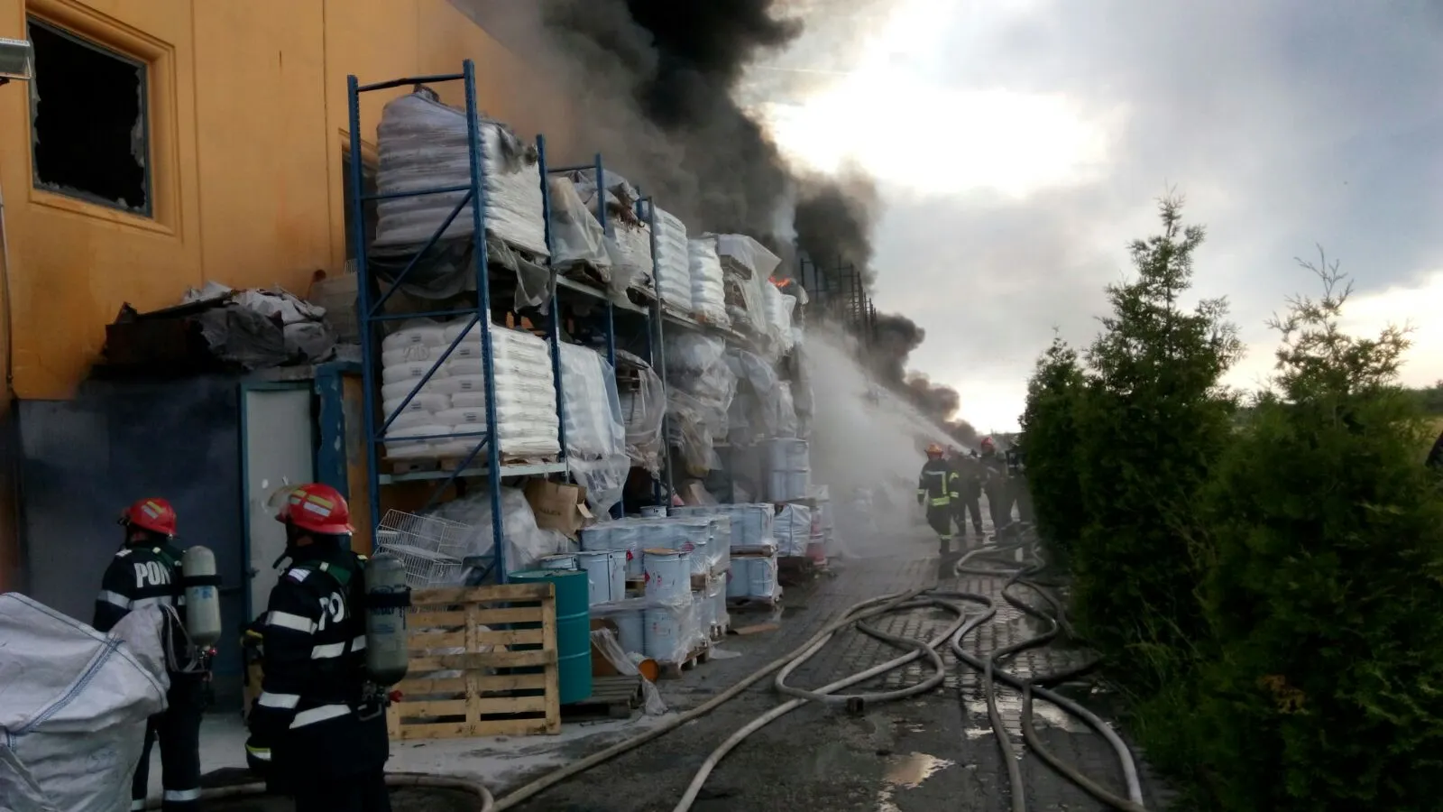 Fabrica de pantofi de la Jilava arde de 3 ZILE! Jetul de apă nu ajunge în centrul halei 