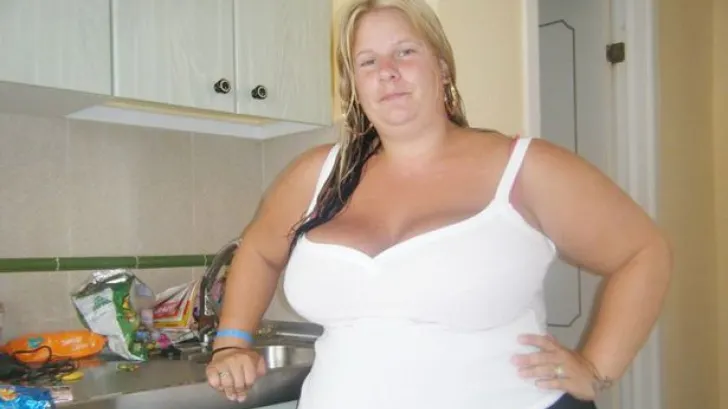 După divorţ a slăbit 60 de kilograme, apoi şi-a găsit un iubit cu 12 ani mai tânăr. Cum arată acum