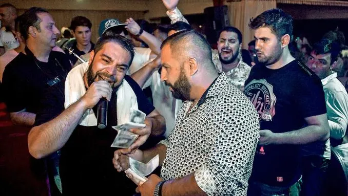 Opulenţa maneliştilor din România, prezentată într-un documentar difuzat de BBC Two