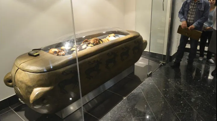 Șoc printre arheologi. Au descoperit o mumie plină de tatuaje, veche de 2.500 de ani