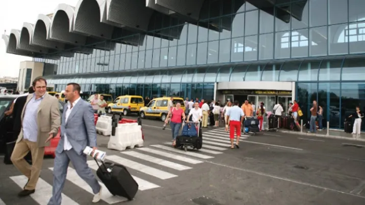 Bandă de bagaje blocată pe aeroportul Otopeni. Cozmin Guşă: Un ritual al umilinţei
