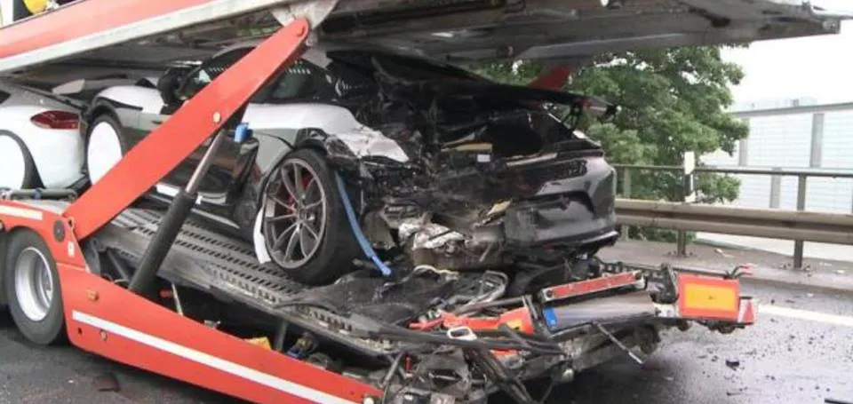 Accident scump pe autostradă. Șapte mașini de lux au fost distruse