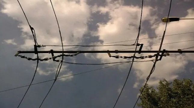 Accident bizar, în Capitală: troleibuz intrat în stâlp, după ce un altul a încercat să-l depăşească