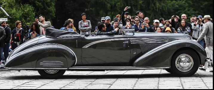 Concurs de eleganță pe patru roți.  33 de automobile retro, expuse pe Domeniul Regal Peleș