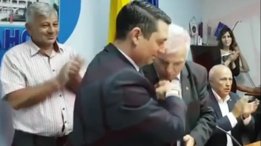 Noii baroni s-au instalat. Un consilier PSD îi pupă mâna președintelui Consiliului Județean
