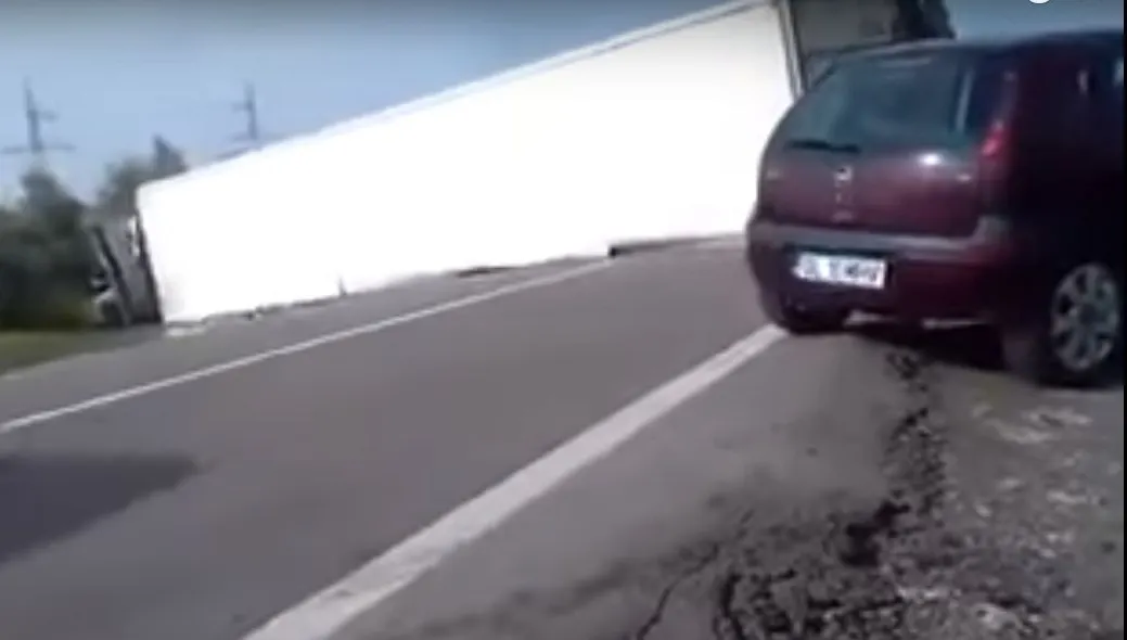 Accident pe DE 584, la Albina: un TIR s-a răsturnat