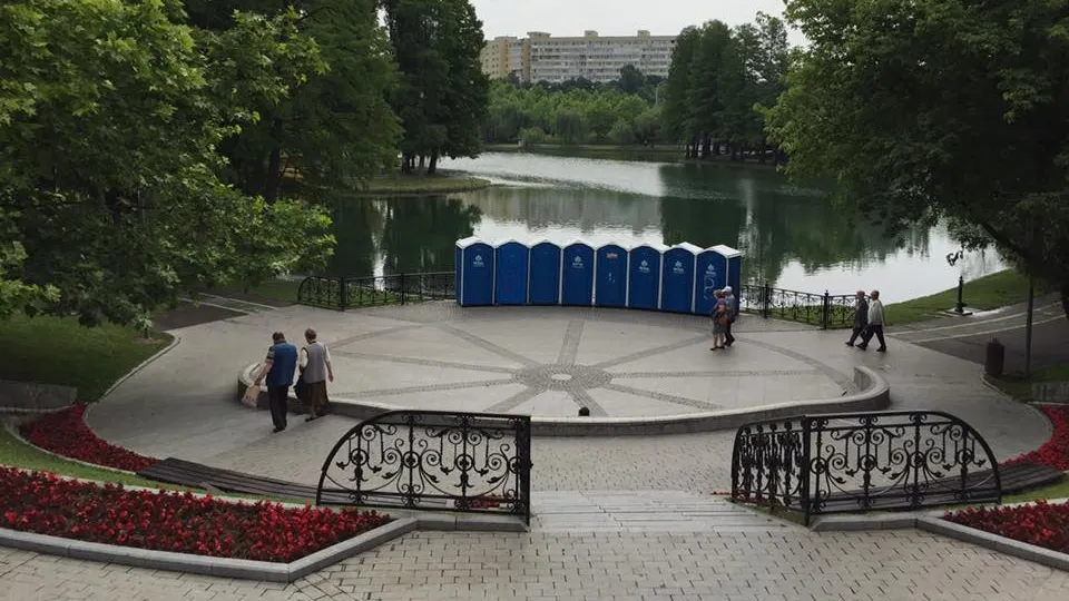 Toalete ecologice montate în mijlocul parcului: "Investiţia e bună, amplasarea e proastă"