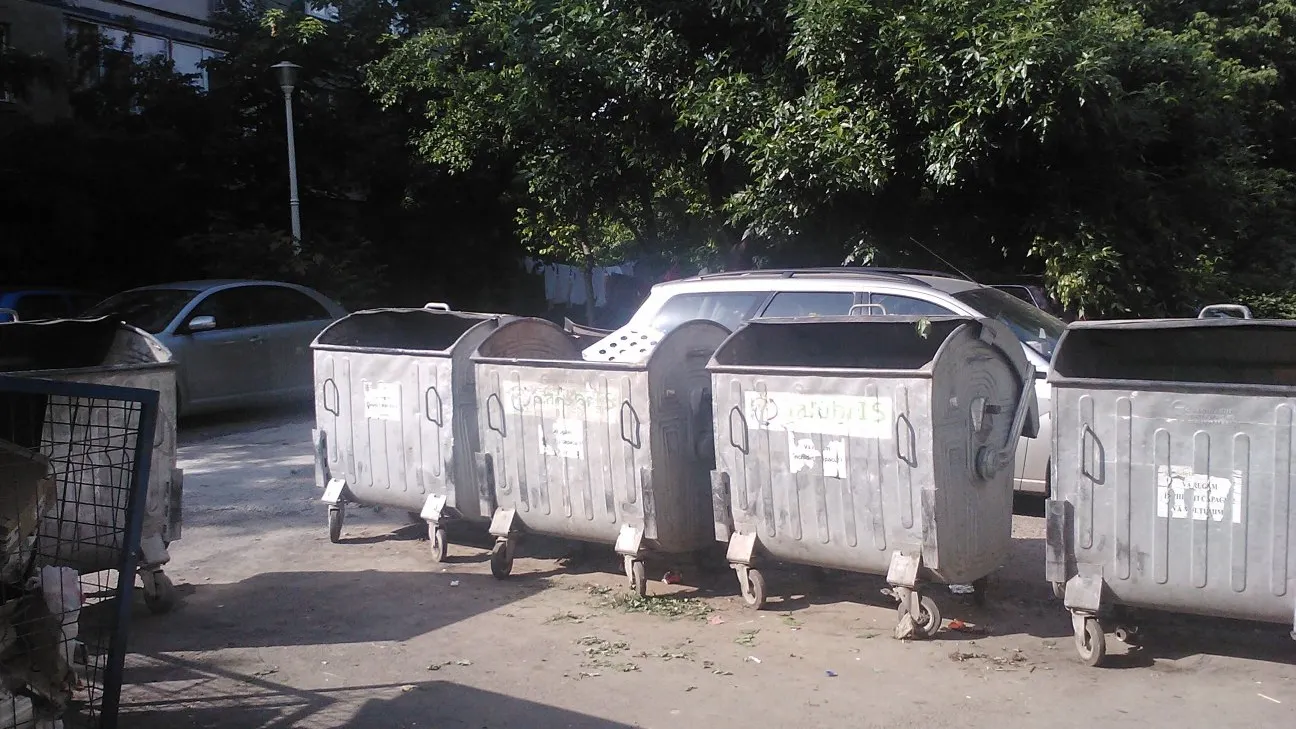 Căuta în gunoi sticle de plastic, dar a găsit ceva de neînchipuit: "M-a luat tremuratul"