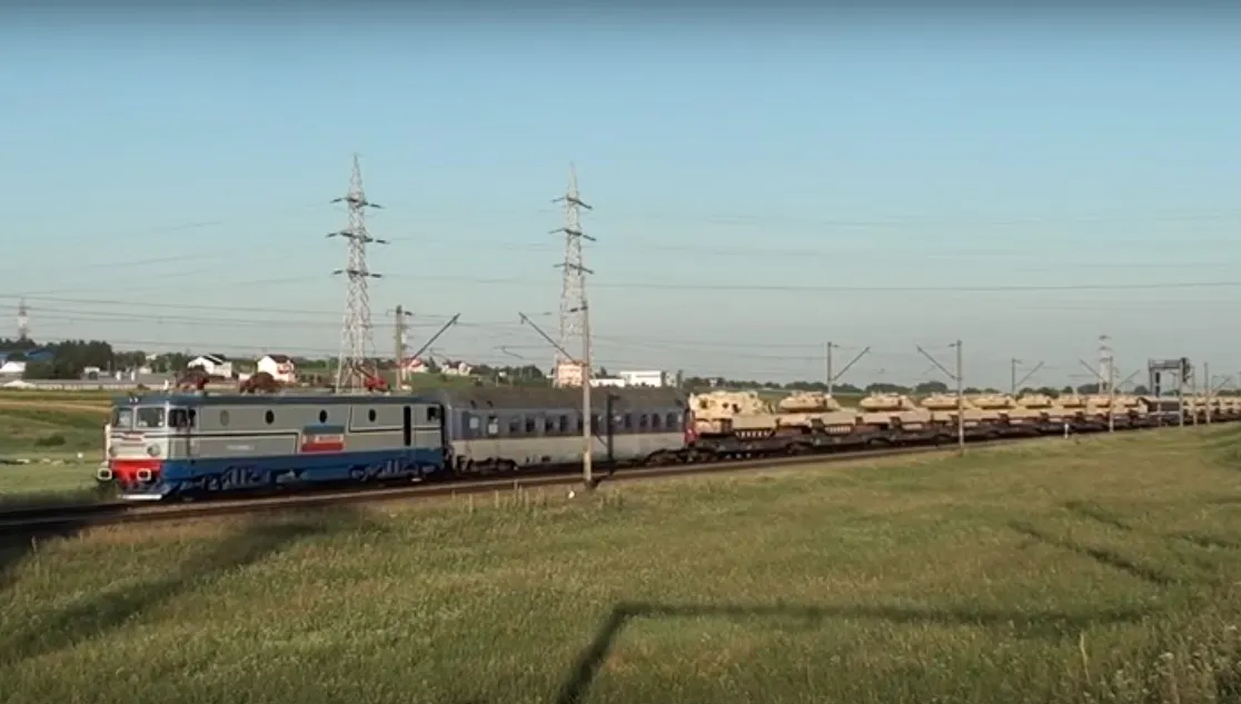 Imagini inedite: tren încărcat cu tancuri americane Abrams, în zona Vatra Dornei