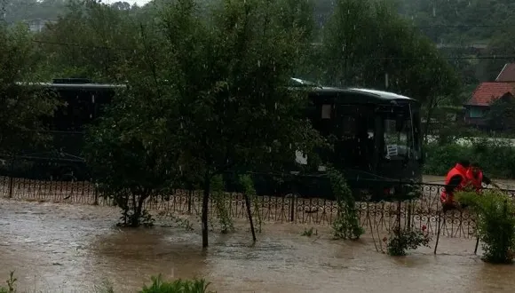 Autobuz cu 30 de călători, surpins de viituri. ISU Hunedoara, intervenţie de urgenţă